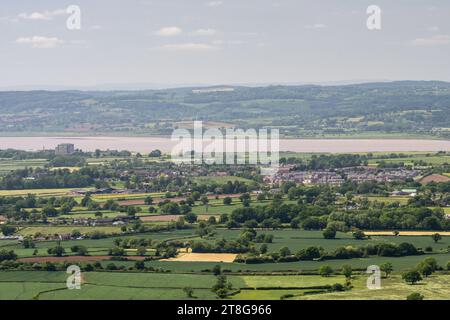 Die Mündung von Severn verläuft durch die Landschaft von Gloucestershire mit Ackerfeldern, dem Kernkraftwerk Berkeley und dem Dorf und dem Forest of Dean h Stockfoto