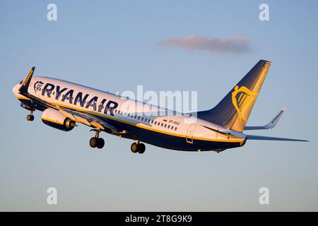 Ryanair Boeing 737-800 startet vom Flughafen Lemberg während der goldenen Stunde. Hochwertige Fotos Stockfoto