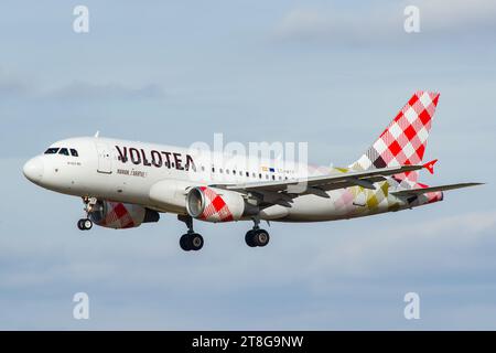 Volotea Airbus A319 landet auf dem Flughafen Prag. Hochwertige Fotos Stockfoto