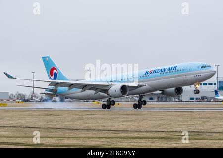 Der Korean Air Airbus A330-300 landet auf der Landebahn im internationalen Flughafen Prag. Hochwertige Fotos Stockfoto