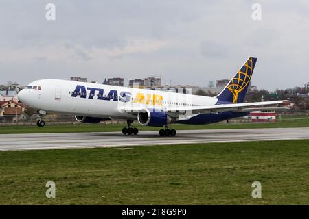 Atlas Air Boeing 767-300 startet vom Flughafen Lemberg Stockfoto