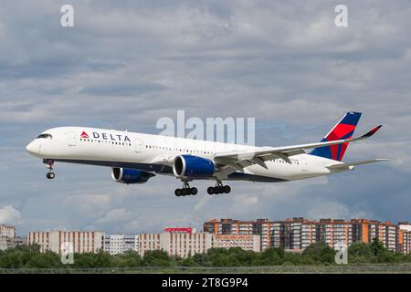 Delta Airlines Airbus A350-900 landet in Lemberg. Dies war der erste Besuch der A350 zum Flughafen Lemberg. Hochwertige Fotos Stockfoto