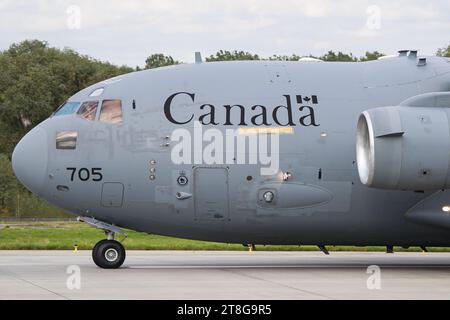 Die Royal Canadian Air Force CC-177 Globemaster fährt nach der Landung auf dem Flughafen Lemberg. Hochwertige Fotos Stockfoto