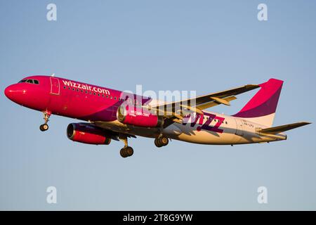 Der Wizzair Airbus A320 landet während der goldenen Stunde am Flughafen Lemberg Stockfoto