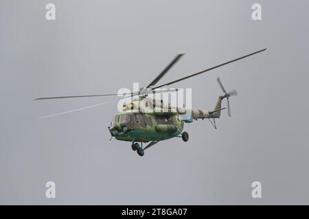 Ukrainischer Militärhubschrauber startet Stockfoto