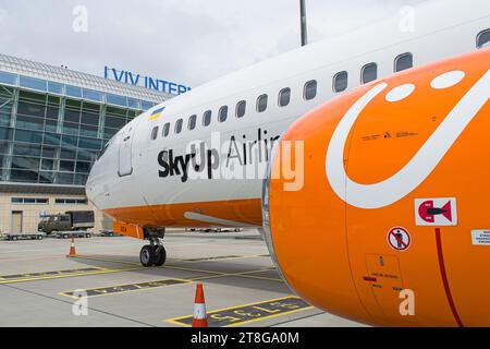 Nahaufnahme der SkyUp Airlines Boeing 737-800, die auf dem Vorfeld im Flughafen Lemberg geparkt ist. Hochwertige Fotos Stockfoto