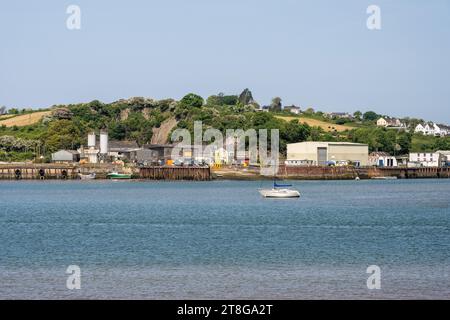 Industriegebäude wie ein Kai bei Appledore an der Mündung des River Torridge in North Devon. Stockfoto