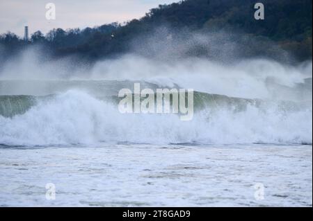 Gewaltige Wellen während eines unglaublich mächtigen Sturms im Schwarzen Meer. Stockfoto