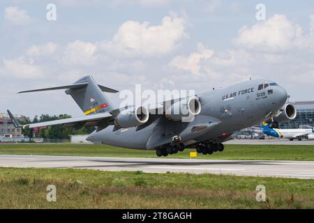 Militärflugzeuge der US Air Force C-17 starten vom Flughafen Lemberg. Hochwertige Fotos Stockfoto