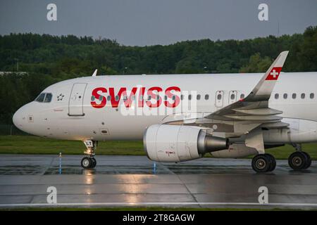 Swiss Airlines Airbus A320 verlangsamt sich auf einer nassen Landebahn nach der Landung auf dem Flughafen Lemberg. Hochwertige Fotos Stockfoto