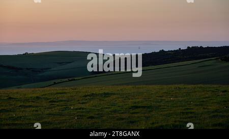 Die Sonne geht über dem Bristol Channel und den Mendip Hills auf, von Bossington Hill in Exmoor aus gesehen. Stockfoto