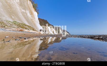 Erodierte weiße Kreidefelsen und Kiesstrand im Nationalpark Jasmund auf der Insel Rügen in der Ostsee, Mecklenburg-Vorpommern Stockfoto