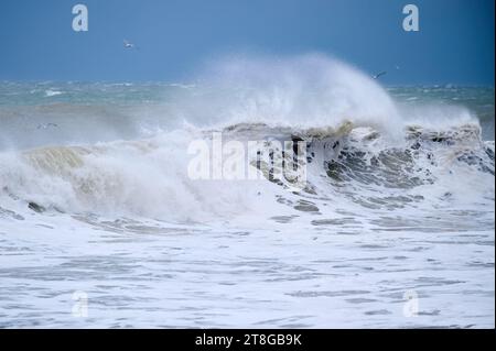 Gewaltige Wellen während eines unglaublich mächtigen Sturms im Schwarzen Meer. Stockfoto