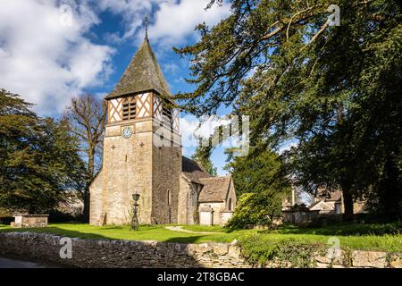 Der Fachwerkturm aus dem 13. Jahrhundert der St. Andrew’s Church in Leighterton in den Gloucestershire Cotswolds. Stockfoto