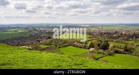 Der Blick über Glastonbury Town und die Somerset Levels vom Glastonbury Tor aus. Stockfoto