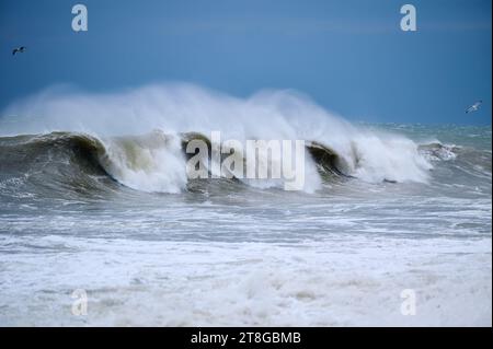 Gewaltige Wellen während eines unglaublich mächtigen Sturms im Schwarzen Meer. Stockfoto