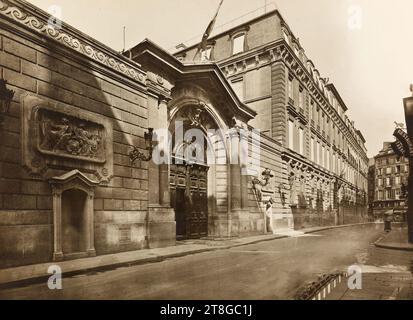 Eingangstür zum Innenhof der Banque de France (ehemals Hôtel de La Vrillière), Rue La Vrillière 1, Arrondissement 1, Paris, Fotograf, 1914, Fotografie, Grafik, Fotografie, Gelatinedruck -Silberbromid, Abmessungen - Werk: Höhe: 16,7 cm, Breite: 22,7 cm, Abmessungen - Rand:, Höhe: 17,8 cm, Breite: 23,8 cm Stockfoto