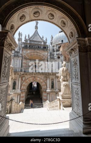 Scala dei Giganti. Am Fuße der monumentalen Marmor Scala dei Giganti (Treppe der Riesen), die den Innenhof mit dem ersten Stock verbindet und führt Stockfoto