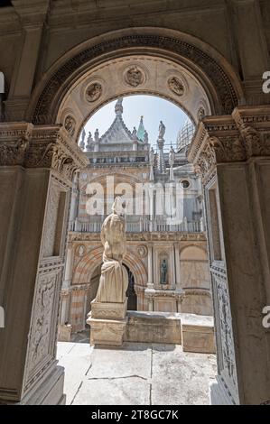 Scala dei Giganti. Am Fuße der monumentalen Marmor Scala dei Giganti (Treppe der Riesen), die den Innenhof mit dem ersten Stock verbindet und führt Stockfoto