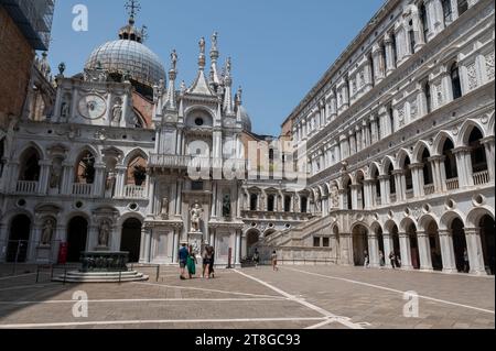 Der Dogenpalast mit gotischer Architektur (Palazzo Ducale) mit einem breiten Innenhof und dem nach Francesco Foscar benannten Foscari-Bogen (Arco Foscari) Stockfoto