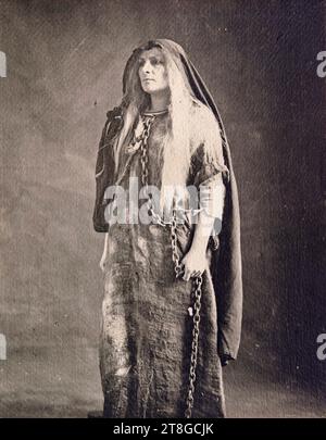 Frau Segond-Weber AS Guanhumara, Fotografin, EN 2-1902, 20. Jahrhundert, Maison de Victor Hugo - Hauteville House, Fotografie, Fotografie, Kohledruck, Paris, Abmessungen – Arbeit: Höhe: 25 cm, Breite: 20 cm Stockfoto