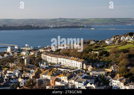 Der Blick über die Stadt Fortuneswell und den Hafen von Portland nach Weymouth und den South Dorset Downs Hills. Stockfoto