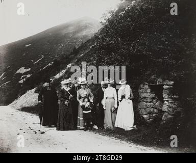 Vier Frauen, zwei Priester, ein Mann und ein Kind, Fotograf, 1. Viertel 20. Jahrhundert, Fotografie, Silber, Schwarzweißdruck, Abmessungen - Werk: Höhe: 8,7 cm, Breite: 11 cm Stockfoto