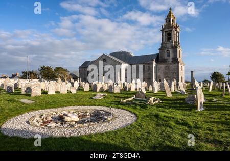 Ort einer Bombenexplosion aus dem 2. Weltkrieg auf dem Friedhof der alten Pfarrkirche St. George auf Dorset’s Isle of Portland. Stockfoto