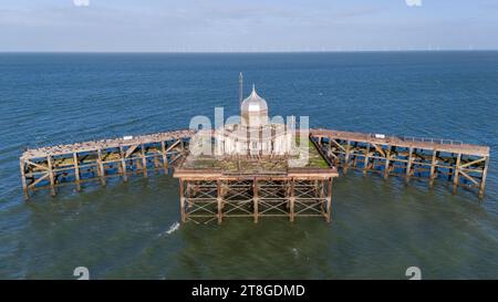 Eine Nahaufnahme der verlassenen Herne Bay Pierhead, die nach einem Sturm im Januar 1978 auf See isoliert wurde. Stockfoto