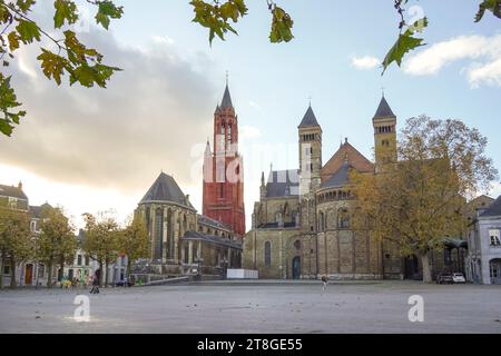 Vrijthof Platz Maastricht mit St. John Kirche und St. Servatius Kirche, Limburg, Niederlande. Stockfoto