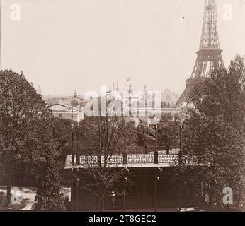 Allgemeine Ansicht der Pavillons, die während der Weltausstellung von 1900 gebaut wurden, am Fuße des Eiffelturms, 7. Arrondissement, Paris, Fotograf, 1900, 19.-20. Jahrhundert, Fotografie, Grafik, Fotografie, Gelatinedruck, Maße - Bild:, Höhe: 7,5 cm, Breite: 8,6 cm, Abmessungen - Rand:, Höhe: 7,9 cm, Breite: 8,9 cm Stockfoto