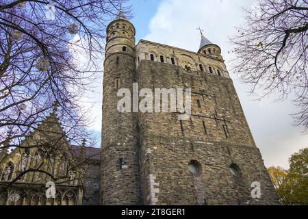 Basilika unserer Lieben Frau, römisch-katholische Kirche am Onze lieve vrouweplein, Platz unserer Lieben Frau, Maastricht, Limburg, Niederlande. Stockfoto