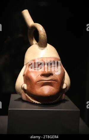 Gefäß in Form eines Priesters oder Herrn. Moche-Kultur. 200-700. Lackierter, gebrannter Ton. Das Alte Peru. British Museum. London. GBR. Stockfoto