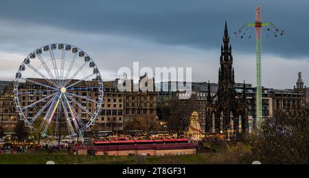 Edinburgh, Schottland, Vereinigtes Königreich, 20. November 2023. Weihnachtsszenen: Die Lichter des Weihnachtsmarktes und große Riesenrad- und Sternflyer-Vergnügungsfahrten sind eine Attraktion in der Dämmerung. Quelle: Sally Anderson/Alamy Live News Stockfoto