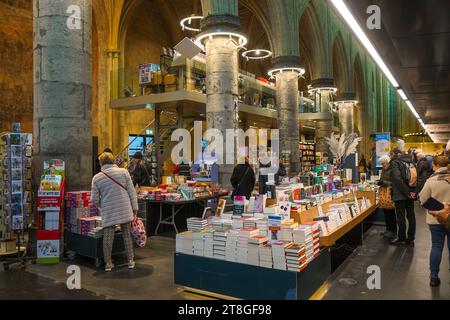 Buchladen in der Kirche in Buchhandlung Dominicanen mit Sitz in der alten Dominikanischen Kirche, Maastricht, Limburg, Niederlande. Stockfoto