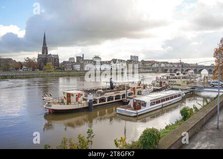 Maas, Maas mit Lastkähnen, Maastricht, Limburg, Niederlande. Stockfoto