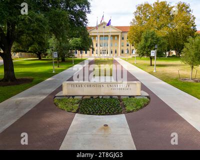 Fort Worth, Texas - 10. November 2023: M.E. Sadler Hall auf dem Texas Christian University Campus Stockfoto