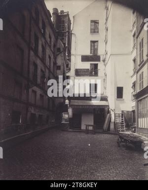 Innenhof, Rue du Grenier-sur-l'eau, 4. Arrondissement, Paris, Atget, Eugène (Jean Eugène Auguste Atget), Fotograf, Fotografie, Grafik, Albumendruck, Abmessungen – Arbeit: Höhe: 22,1 cm, Breite: 17,9 cm Stockfoto