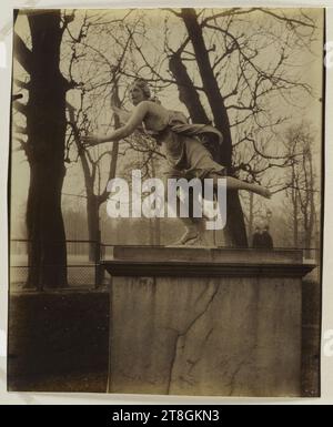 Daphne verfolgt von Apollo, Skulptur von Guillaume Coustou, Tuilerien, 1. Arrondissement, Paris, Atget, Eugène (Jean Eugène Auguste Atget), Fotograf, Fotografie, Grafik, Fotografie, Albumendruck, Abmessungen – Arbeit: Höhe: 21,6 cm, Breite: 17,8 cm Stockfoto