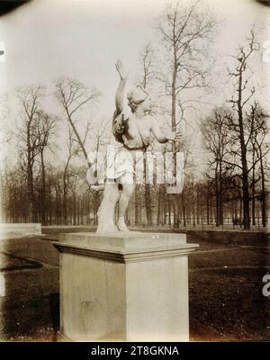 Daphne verfolgt von Apollo, Skulptur von Guillaume Coustou, Tuilerien, 1. Arrondissement, Paris, Atget, Eugène (Jean Eugène Auguste Atget), Fotograf, Fotografie, Grafik, Albumendruck, Abmessungen – Arbeit: Höhe: 21,6 cm, Breite: 17,8 cm Stockfoto