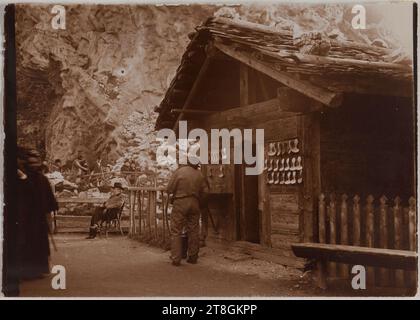 Village Suisse, Coin sur du Champ-de-Mars, Exposition universelle de 1900, 7ème Arrondissement, Paris, Fotograf, 1900, 19.-20. Jahrhundert, Fotografie, Grafik, Fotografie, Gelatinedruck, Maße - Bild:, Höhe: 7,4 cm, Breite: 8,6 cm, Abmessungen - Rand:, Höhe: 7,9 cm, Breite: 8,9 cm Stockfoto