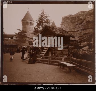 Village Suisse, Coin sur du Champ-de-Mars, Exposition universelle de 1900, 7ème Arrondissement, Paris, Fotograf, 1900, 19.-20. Jahrhundert, Fotografie, Grafik, Fotografie, Gelatinedruck, Maße - Bild:, Höhe: 7,4 cm, Breite: 8,6 cm, Abmessungen - Rand:, Höhe: 7,9 cm, Breite: 8,9 cm Stockfoto