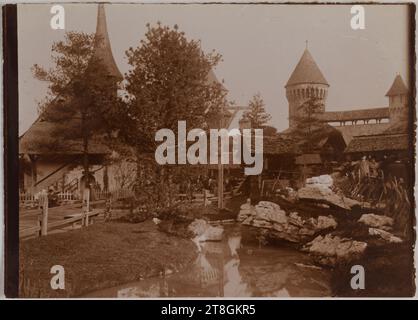 Village Suisse, Coin sur du Champ-de-Mars, Exposition universelle de 1900, 7ème Arrondissement, Paris, Fotograf, 1900, 19.-20. Jahrhundert, Fotografie, Grafik, Fotografie, Gelatinedruck, Maße - Bild:, Höhe: 7,4 cm, Breite: 8,6 cm, Abmessungen - Rand:, Höhe: 7,9 cm, Breite: 8,9 cm Stockfoto