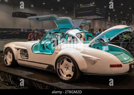 LAS VEGAS, NV/USA - 1. NOVEMBER 2023: Ein 1955er Mercedes 300SL / Tesla Model 3 EV. Bauherr: S-Klub LA, Specialty Equipment Market Association (SEMA). Stockfoto