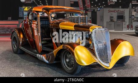 LAS VEGAS, NV/USA - 2. NOVEMBER 2023: Ein Ford Coupé mit 5 Fenstern aus dem Jahr 1934. Builder South City Rod & Custom, Specialty Equipment Market Association (SEMA). Stockfoto