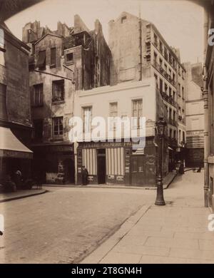 Fassade, Innenhof an der Ecke Rue de la Parcheminerie und Rue Boutebrie, 5. Arrondissement, Paris, Atget, Eugène (Jean Eugène Auguste Atget), Fotograf, Fotografie, Grafik, Albumendruck, Abmessungen – Arbeit: Höhe: 21,6 cm, Breite: 17,9 cm Stockfoto