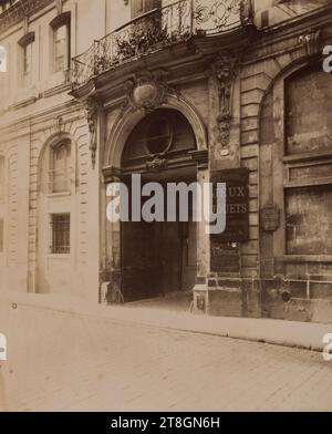 Fassade, Tür, Hôtel d'Albret, 31 rue des Francs-Bourgeois, 4. Arrondissement, Paris, Atget, Eugène (Jean Eugène Auguste Atget), Fotograf, Fotografie, Grafik, Albumendruck, Abmessungen – Arbeit: Höhe: 21,5 cm, Breite: 17,9 cm Stockfoto