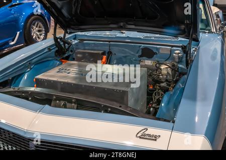 LAS VEGAS, NV/USA - 1. NOVEMBER 2023: Nahaufnahme eines Chevrolet e-Camaro EV-Motors, Fachmesse Specialty Equipment Market Association (SEMA). Stockfoto