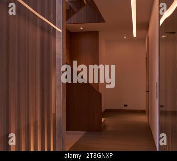 Flur und Treppe. Hotel Casa Polanco, Mexiko-Stadt, Mexiko. Architekt: Gantous Arquitectos, 2022. Stockfoto