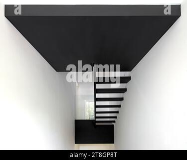 Abstrakte Ansicht mit Treppe. Hotel Casa Polanco, Mexiko-Stadt, Mexiko. Architekt: Gantous Arquitectos, 2022. Stockfoto